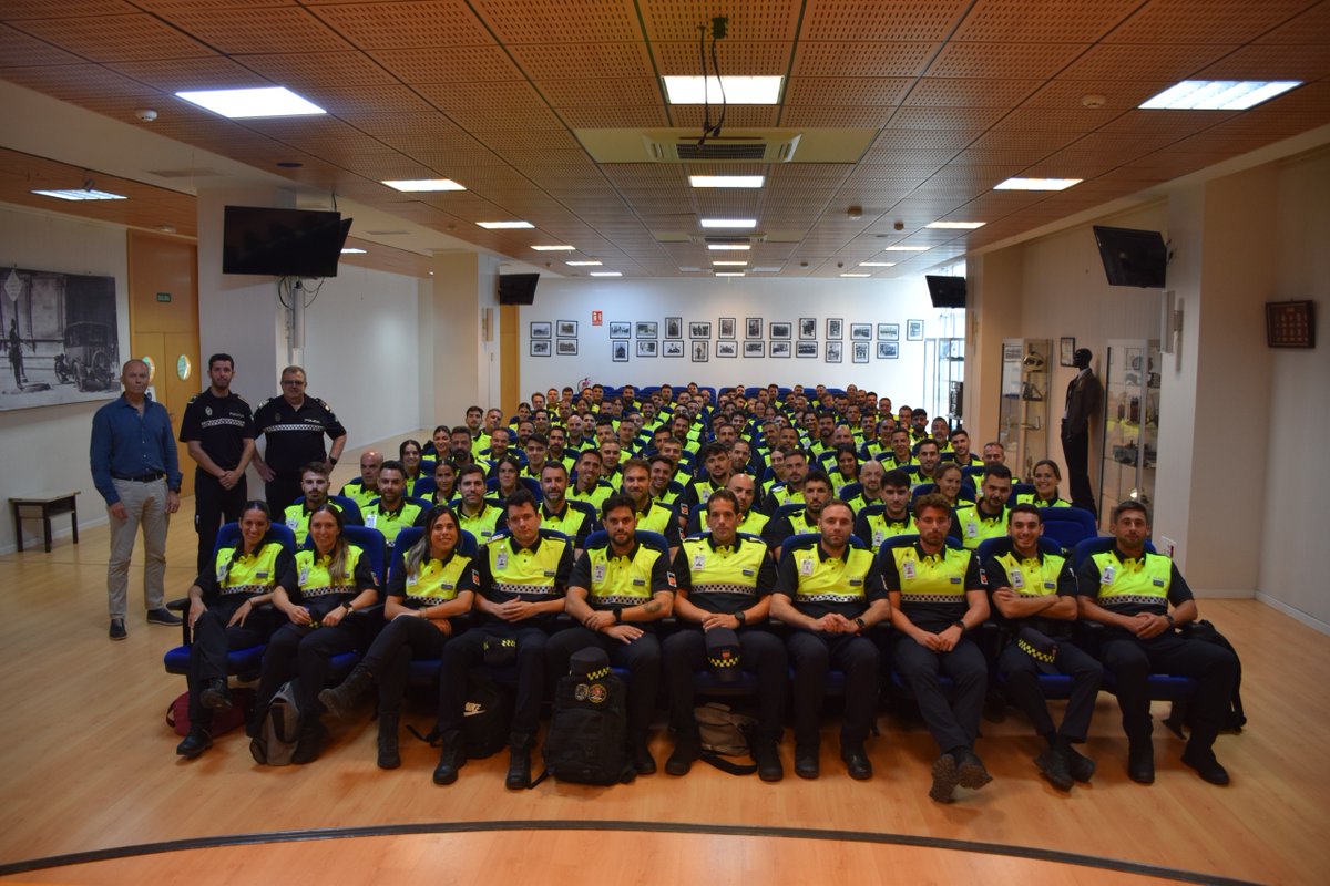Los días 23 y 24 de junio nuestros alumnos realizaron prácticas de inspección de actividades comerciales. Las iniciaron  en la <a href="/PoliciaSevilla/">Policía Local de Sevilla</a>, donde recibieron instrucciones, para después, divididos en grupos, realizar inspecciones en diferentes comercios de la ciudad.