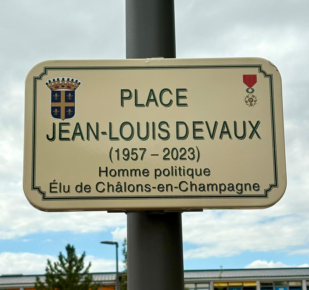 Nous etions présents aujourd'hui à Châlons en Champagne pour l'inauguration de la Place Jean-Louis DEVAUX.
Toujours présent dans nos cœurs, Jean-Louis sera désormais au cœur de Châlons, ville qu'il aimait tant. 
Merci à l'équipe municipale pour cette initiative.