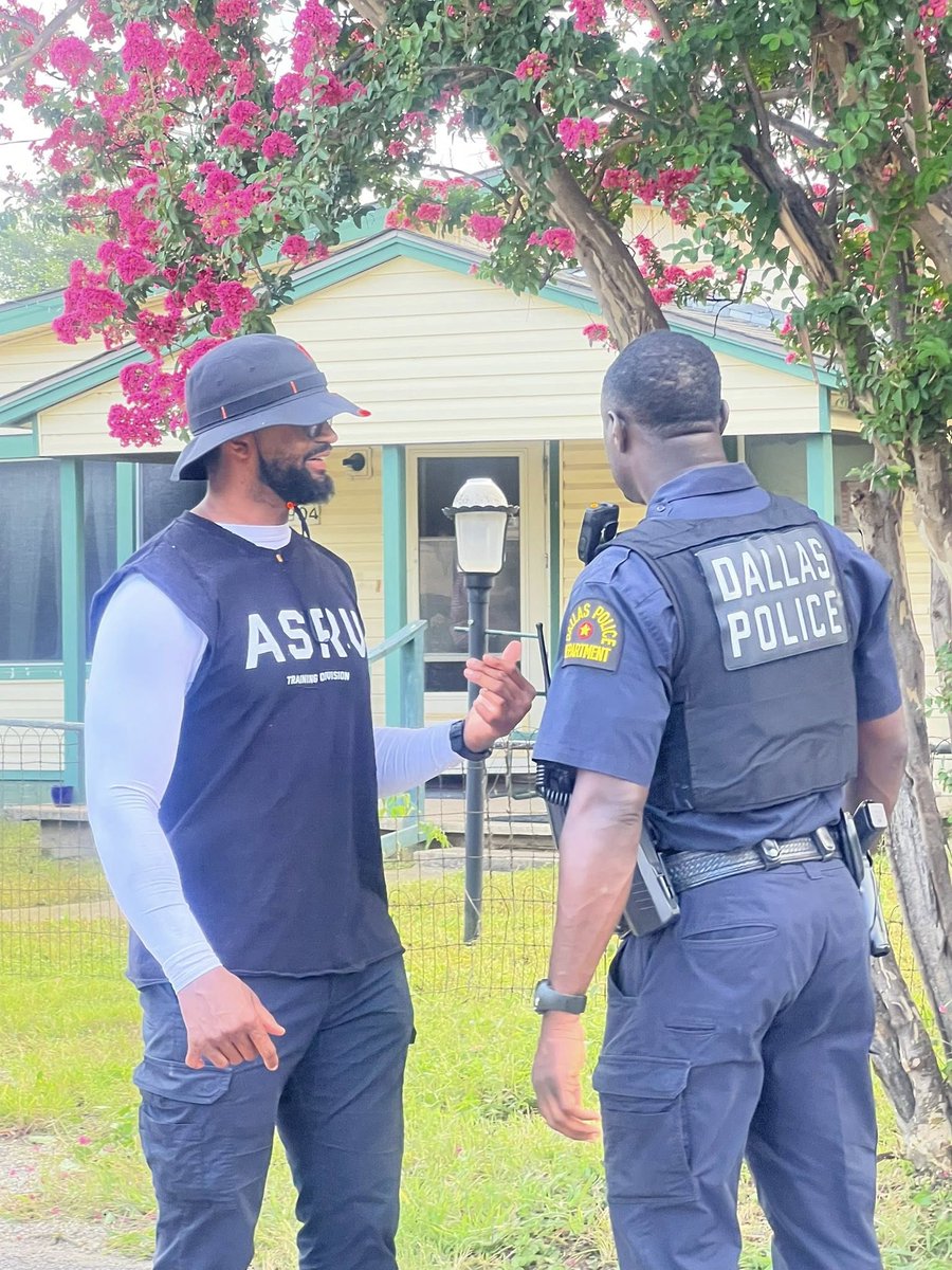 ChiefComeauxDPD's tweet image. Big thanks to these community partners, the South Central Civic League, for working with us to make our neighborhoods cleaner, safer and stronger. Making an impact - side by side!