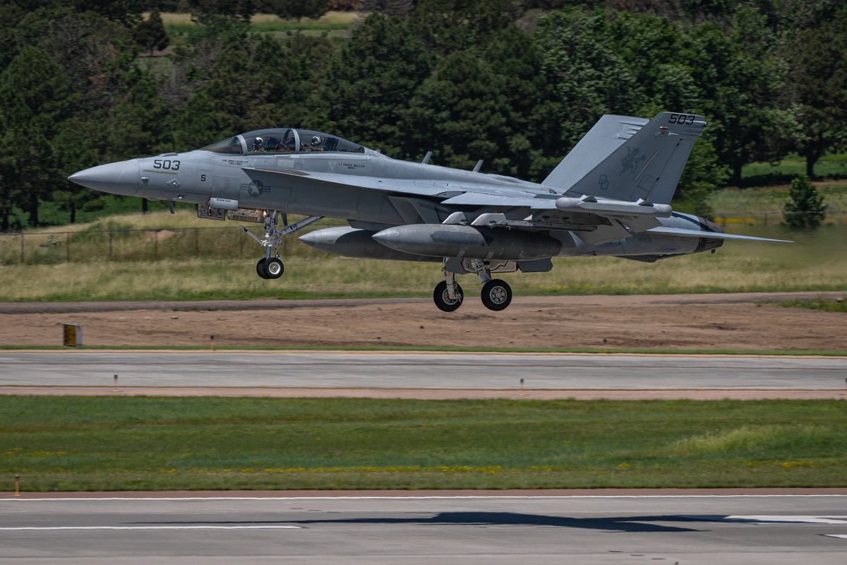 GDevorePhotos's tweet image. COSO11, an E/A-18G Growler from Air Test and Evaluation Squadron 31 (VX-31) "Dust Devils" lands at Colorado Springs.