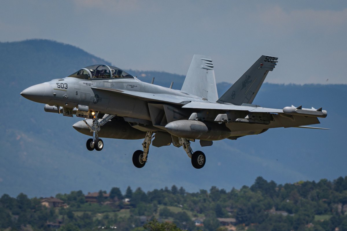 GDevorePhotos's tweet image. COSO11, an E/A-18G Growler from Air Test and Evaluation Squadron 31 (VX-31) "Dust Devils" lands at Colorado Springs.