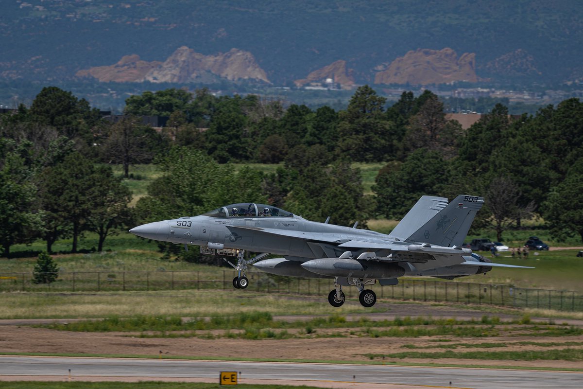GDevorePhotos's tweet image. COSO11, an E/A-18G Growler from Air Test and Evaluation Squadron 31 (VX-31) "Dust Devils" lands at Colorado Springs.
