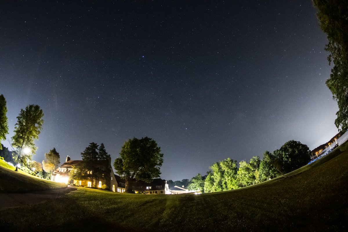 Hey_ThisIsJon's tweet photo. Potawatomi inn at Pokagon State Park, Indiana. Under a beautiful summer night sky. https://t.co/iDk3Xhp09M