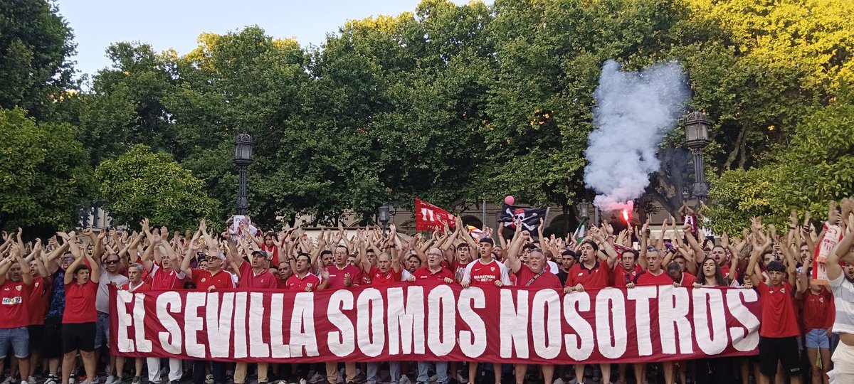 Nuestra peña estuvo representada en la manifestación del sevillismo con su Presidente a la cabeza de la misma, junto a directivos y peñistas de la 101%.

¡EL SEVILLA SOMOS NOSOTROS!
