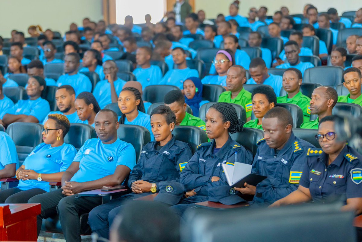 Munyakazi Sadate yifatanyije n'urubyiruko rw'abakorerabushake mu Mujyi wa Kigali atanga ikiganiro ku mikoreshereze y'imbuga nkoranyambaga. Mu bindi yabwiye urubyiruko ko kuba rufite igihugu cyiza ari amahirwe bityo rukwiye kuyabyaza umusaruro. <a href="/RwandaLocalGov/">Ministry of Local Government | Rwanda</a>  <a href="/SadateMunyakazi/">Munyakazi Sadate</a>