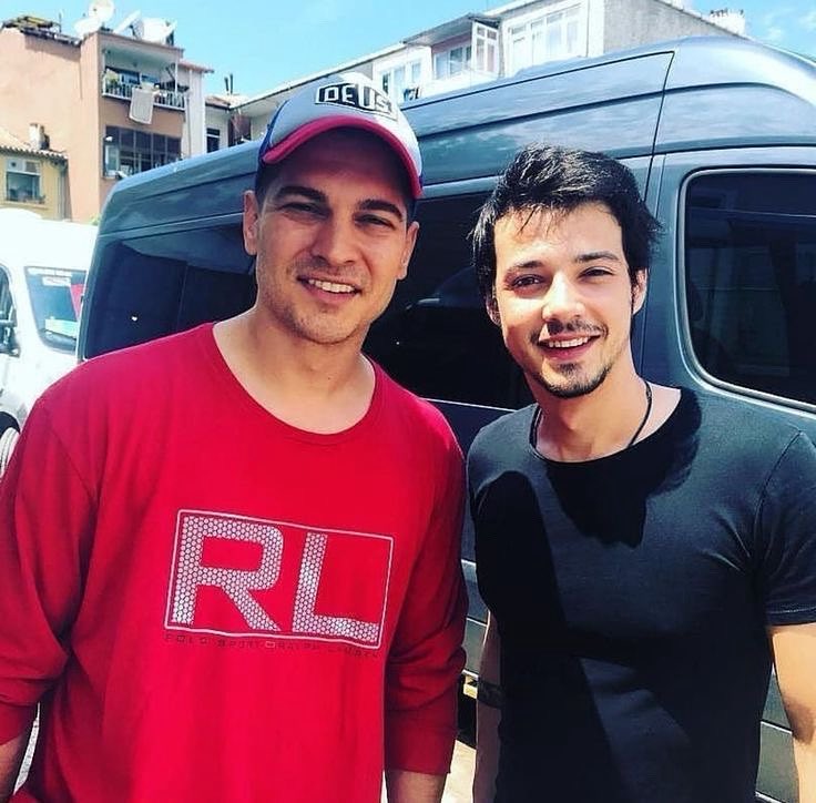 لمه قام الممثل مارت زيارة موقع تصوير مسلسل #المحافظ حتى يلتقي مع الاسطورة شاتاي اولسوي و التقط صورة معه في ذالك الوقت ❤️
#CağatayUIusoy #MertYazıcıoğlu #cagatayulusoy