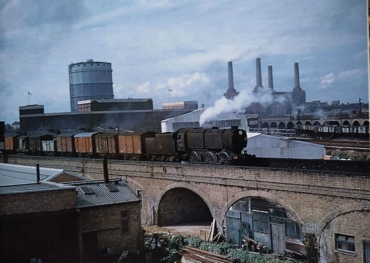 Factory Junction Battersea 
August 25th 1958
Q1 Class No.33027 
On a down freight 
📸Dick Riley