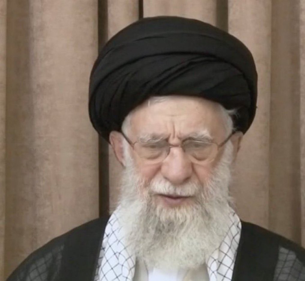 alikarimi_ak8's tweet image. پيروزى از نظر رهبر چلاق مسلمین جهان يعنى:
هموطنانی که شروع جنگ را از صداى ترسناك و گوش خراش بمبها فهميدن و پايانش رو از پيام همان ترامپ قمارباز…!!!
#رهبر_چلاق_ترسو
#عرزشی_عرعر_کن
#KingRezaPahlavi