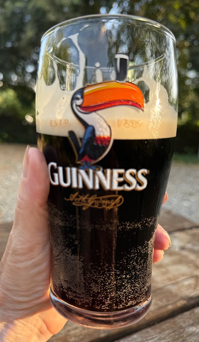 WendyLeoSmith3's tweet image. Sundowners🌅
A cheerful evening wish to everyone—may your night be as smooth and satisfying as this pint of Rory’s Guinness I’m sipping in his honour. Salud! 🍻

#EveningVibe #CheersToThat 
#GoodTimes #RelaxAndUnwind