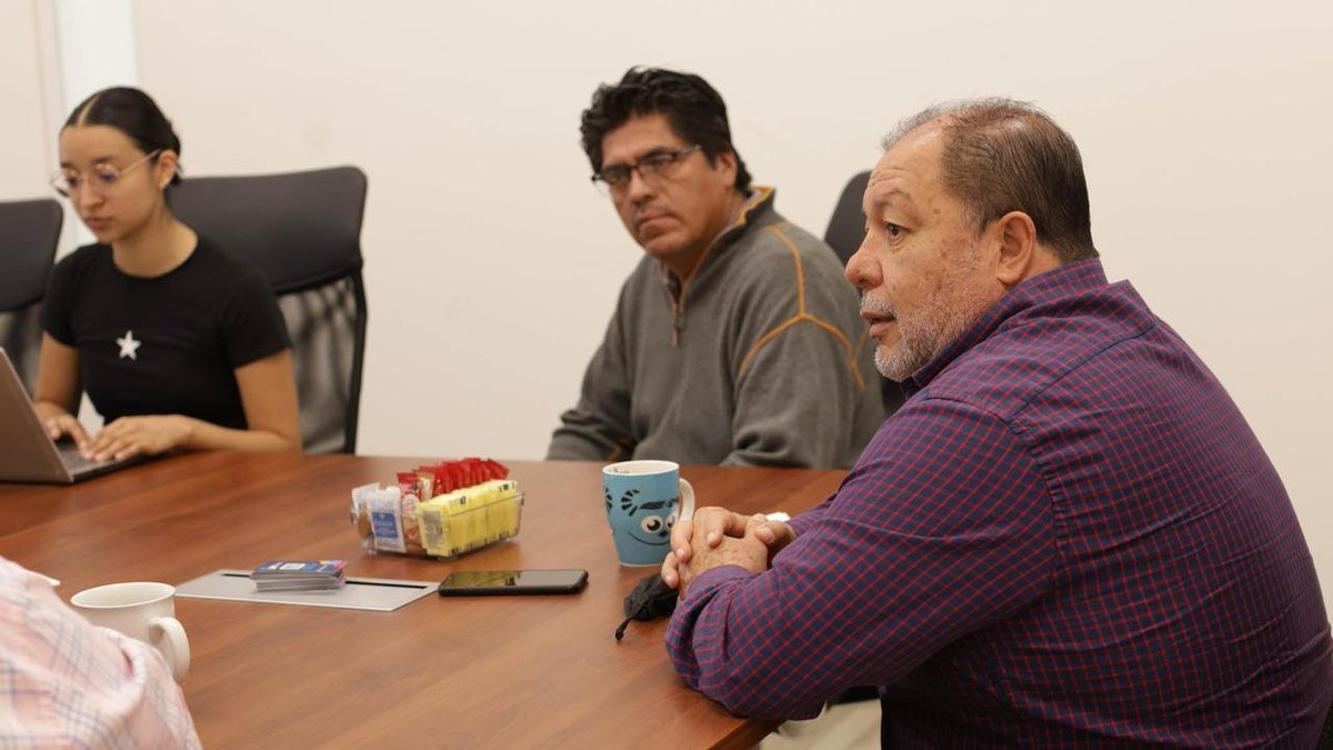 PresidenciaSjr's tweet photo. Seguimos avanzando en la construcción de un gobierno más eficiente, accesible y cercano a la ciudadanía. Hoy sostuvimos una mesa de trabajo encabezada por el jefe de Gabinete, Gabriel Figueroa, junto con la Dirección de Informática, para dar seguimiento a los procesos que consolidan un mejor gobierno digital en San Juan del Río.
📷 Modernizar los servicios públicos también es parte del #LegadoDeBienComún.