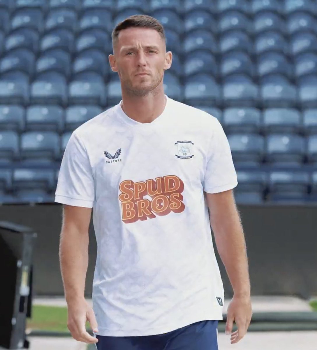 Castore with the giant sponsors to distract people from the shirt being made by Castore. Clever. 👏🏼