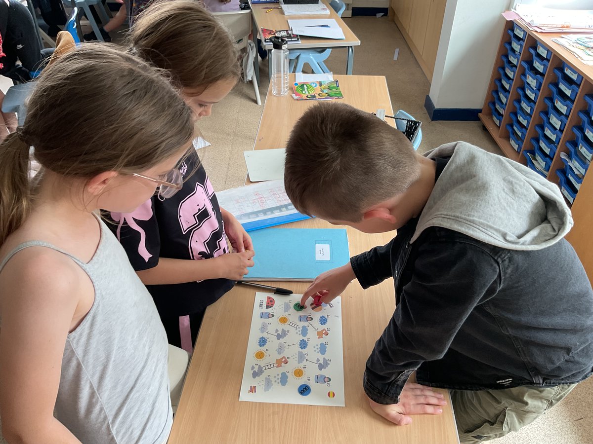 Team Saturn have had a lot of fun today in Spanish playing the ‘¿Qué tiempo hace hoy?’ game! We have learned actions to all the different types of weather and  the weather rap was a favourite! #primarylanguages 
@ network_primary