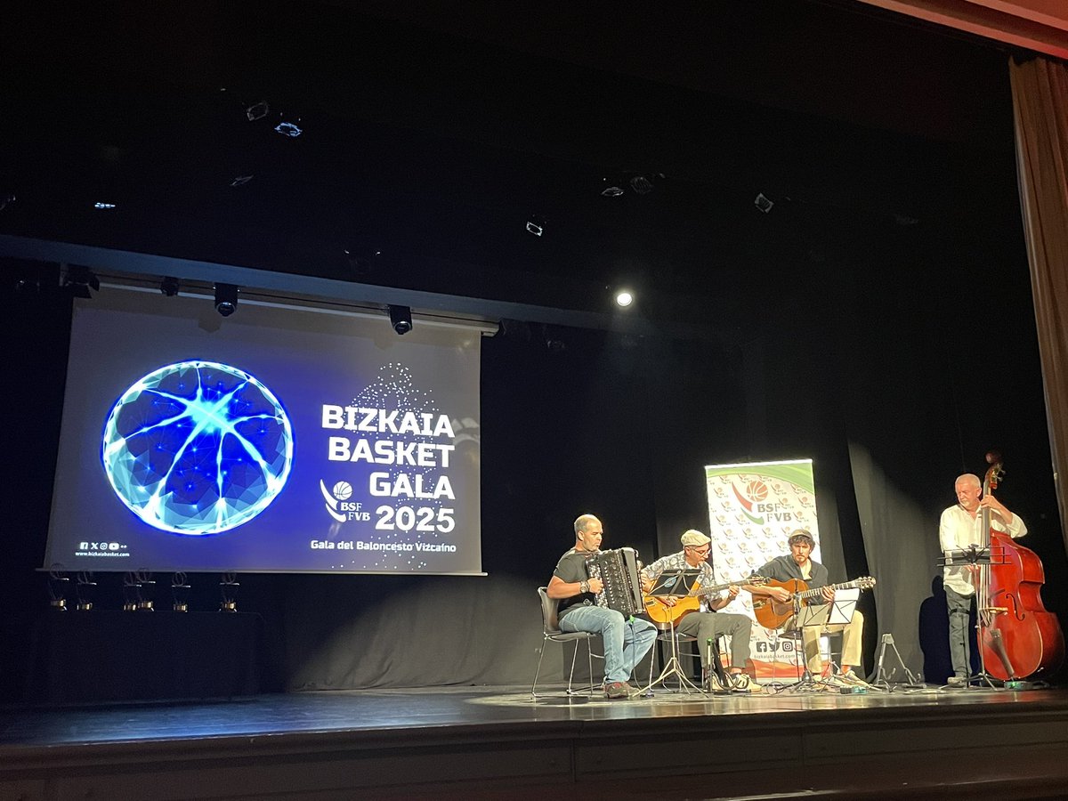 Da gusto ver que 20 años después algunas cosas perduran. Está Gala nació en el 2005 para
Poner el colofón a la temporada y reunir a la familia del <a href="/BizkaiaBasket/">Bizkaia Basket</a> en un encuentro social más allá de las canchas 🏀💪❤️
