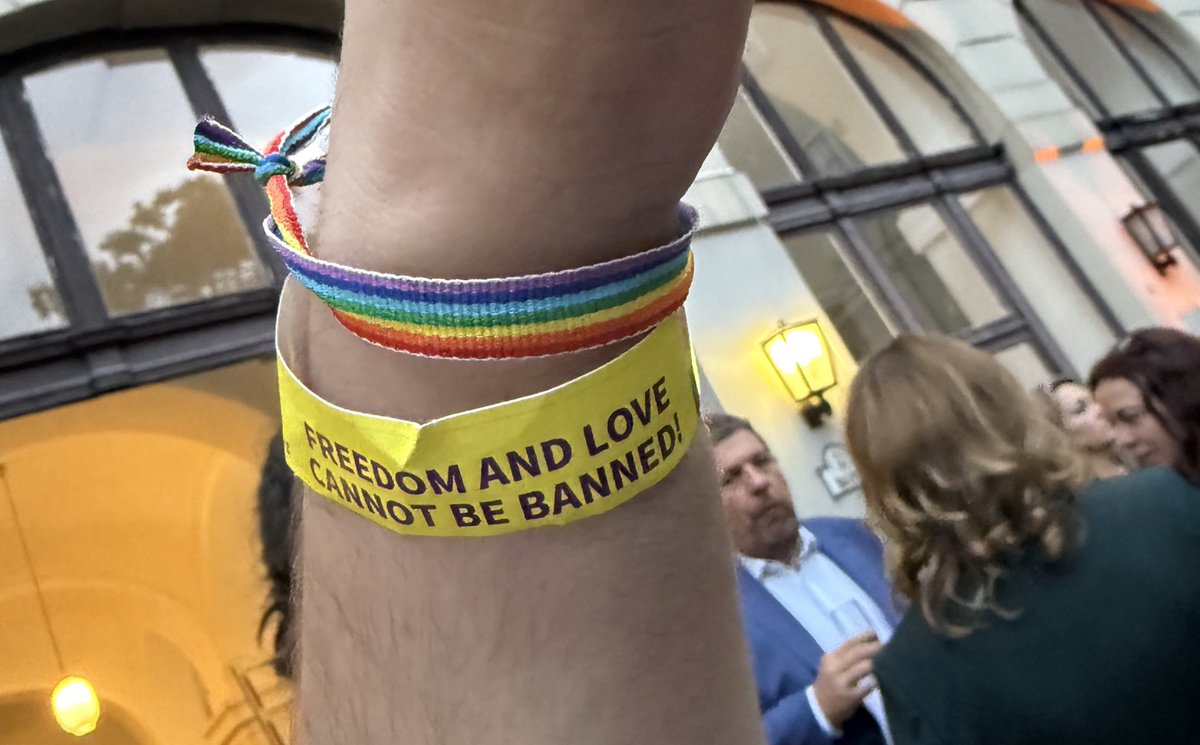 Laura Pi (@laurapiledesma) on Twitter photo ✊🏻Aquesta tarda, <a href="/Esquerra_ERC/">Esquerra Republicana</a> i <a href="/ERCbcn/">ERC Barcelona</a> donem suport a <a href="/budapestpride/">Budapest Pride</a> i a l’alcalde de l’Ajuntament de Budapest en la defensa del dret de les persones LGBTI+ a manifestar-se i celebrar l’orgull, davant de la prohibició del govern d’Hongria.
Existim i no ens podeu prohibir ser! ✊🏻Aquesta tarda, <a href="/Esquerra_ERC/">Esquerra Republicana</a> i <a href="/ERCbcn/">ERC Barcelona</a> donem suport a <a href="/budapestpride/">Budapest Pride</a> i a l’alcalde de l’Ajuntament de Budapest en la defensa del dret de les persones LGBTI+ a manifestar-se i celebrar l’orgull, davant de la prohibició del govern d’Hongria.
Existim i no ens podeu prohibir ser!
