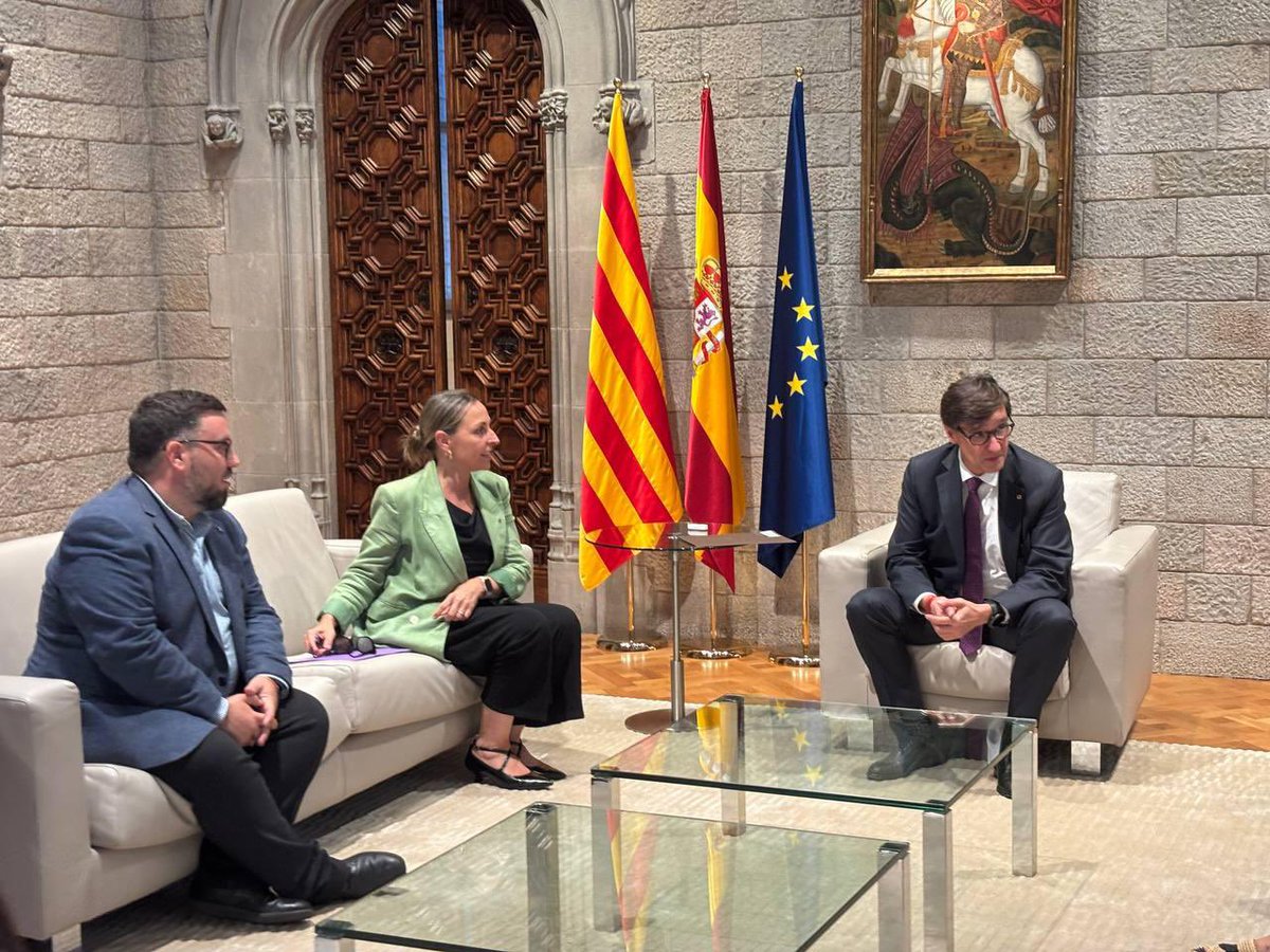 Igualtat i Feminisme (@igualtatcat) on Twitter photo 🌈 Aquesta tarda el president <a href="/salvadorilla/">Salvador Illa Roca</a> ha encapçalat la recepció a entitats LGBTI+ al Palau de la Generalitat, amb la consellera <a href="/evamenorc/">Eva Menor</a> i <a href="/LacastaHuelin/">Alberto Lacasta</a>.
El <a href="/govern/">Govern de Catalunya</a> reconeix la seva tasca per una Catalunya diversa, lliure i orgullosa.
#ElGovernDeTothom 🌈 Aquesta tarda el president <a href="/salvadorilla/">Salvador Illa Roca</a> ha encapçalat la recepció a entitats LGBTI+ al Palau de la Generalitat, amb la consellera <a href="/evamenorc/">Eva Menor</a> i <a href="/LacastaHuelin/">Alberto Lacasta</a>.
El <a href="/govern/">Govern de Catalunya</a> reconeix la seva tasca per una Catalunya diversa, lliure i orgullosa.
#ElGovernDeTothom