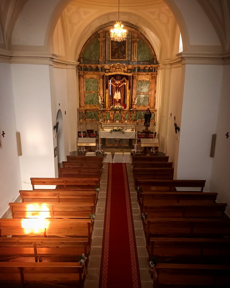 CristodelCaloco's tweet photo. #Tesoro | Durante este mes de julio, el Santísimo Cristo del Caloco vestirá este precioso sudario tejido en terciopelo blanco y que en el centro presenta unos bordados oro y plata con la inscripción "JHS".

Este sudario fue donado por la Familia Largo Sanz en el año 1985. https://t.co/1t6WXRE9GL