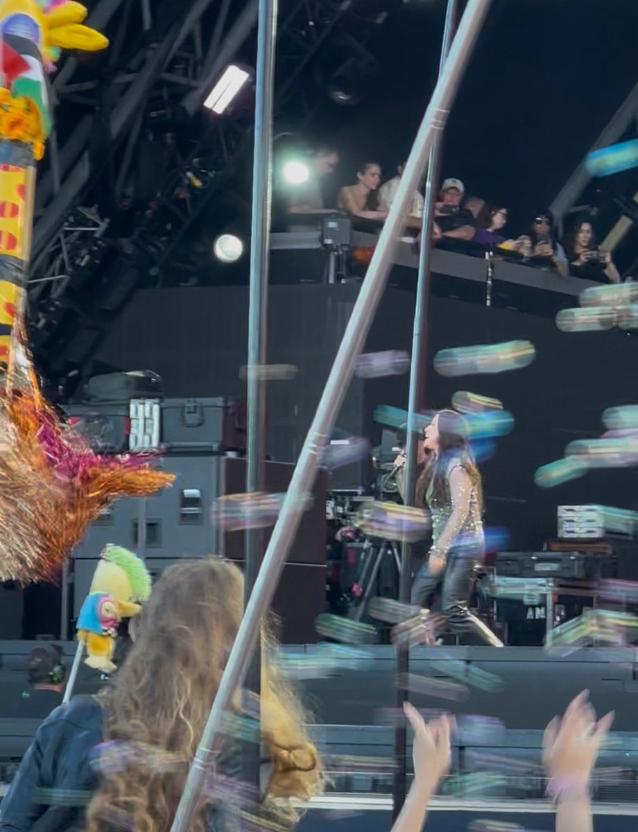 Edd the duck living his best life at Alanis Morissette  

@duckeddthe

#glastonbury #alanis #alanismorissette