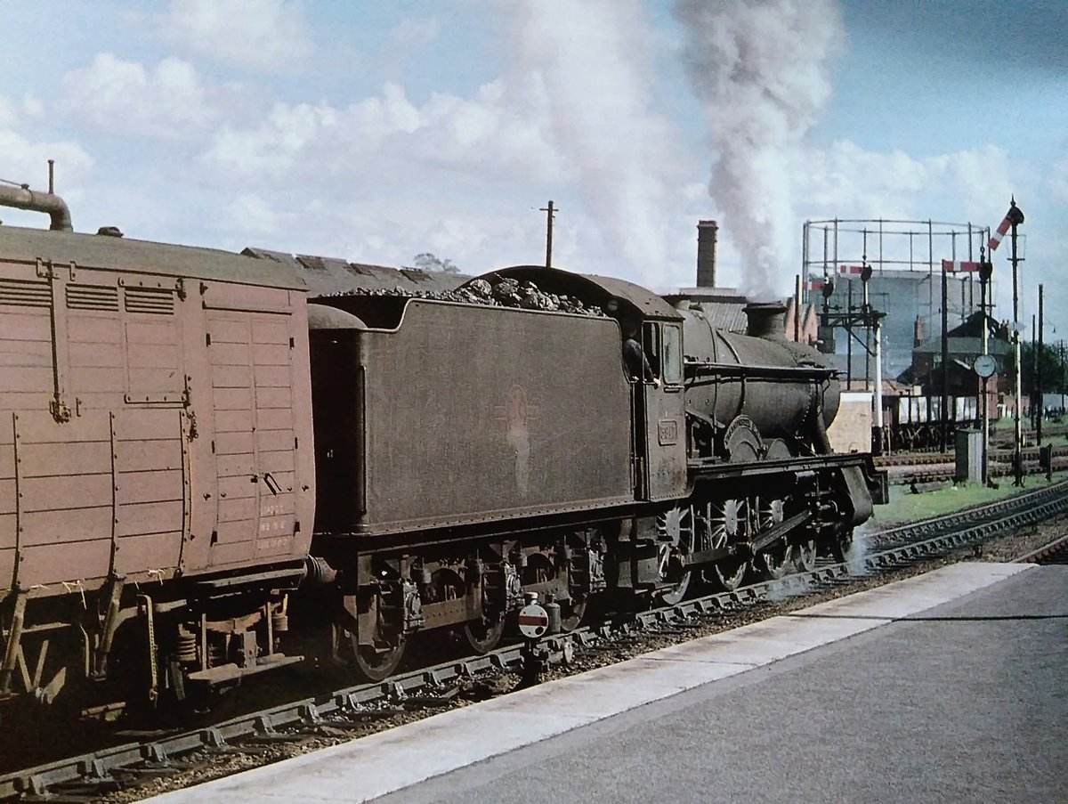Banbury General 
📅August 25th 1960
Hall Class 4-6-0 No.5917 Westminster Hall
Departing on the 8.35am Summer Saturdays Newcastle to Bournemouth West cross country service 
The loco had taken over from Black 5 No.44691 
📸 Michael Mensing