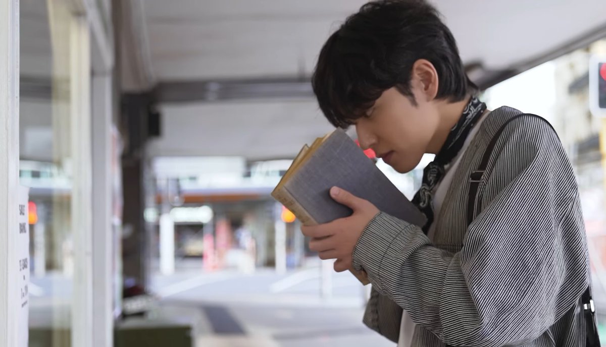 하
진짜
하다하다 책냄까지맡는거왜케웃기지진심
모든정보의첫감각으로선택한것이 후각이라니