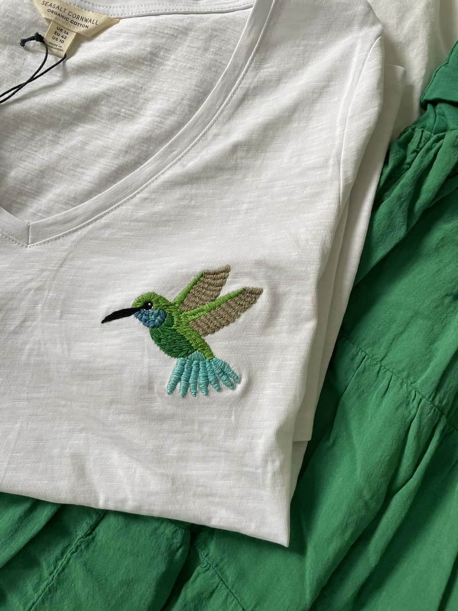 A customer sent me her favourite skirt + asked for a hand-embroidered top to match. I stitched a little hummingbird in flight, colour-matched to her outfit 💚🧵

Custom pieces like this = pure joy. Slow fashion, made personal ✨

zoe-ware.com/custom-orders/