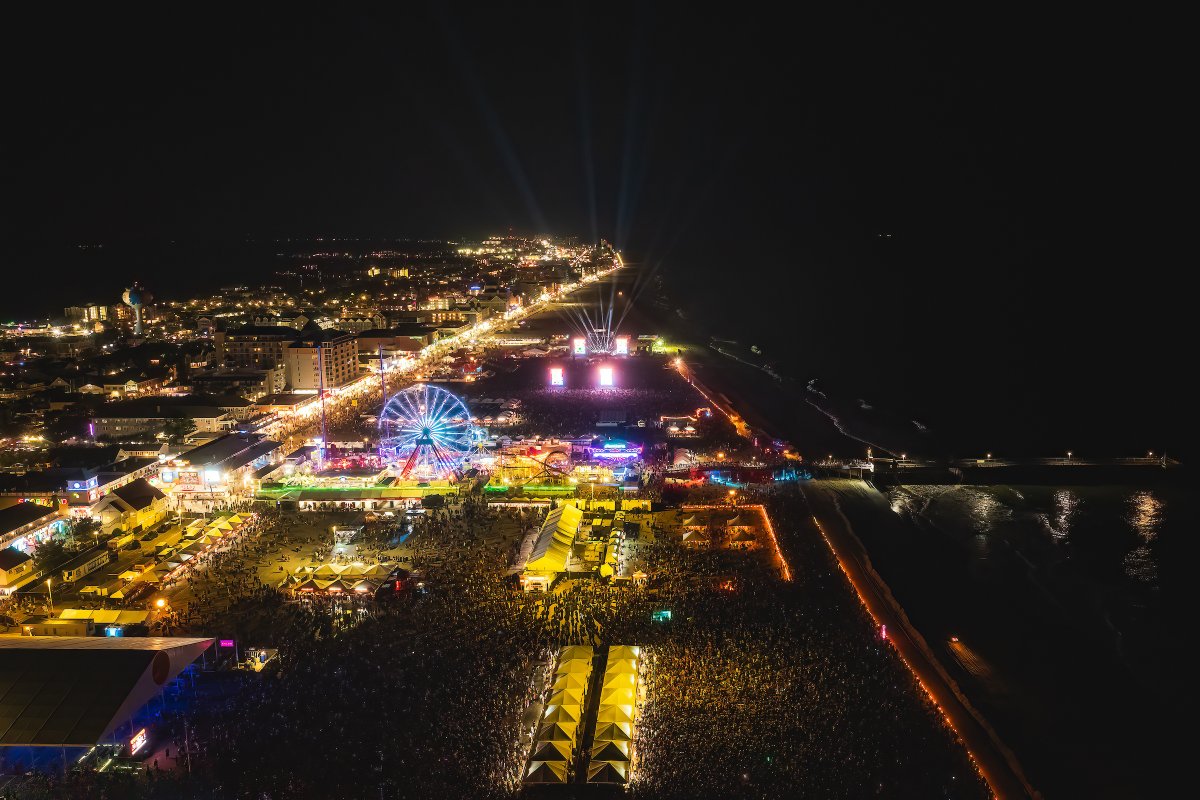 OceansCallingMD's tweet image. Friendly reminder that layaway plans switch to 50% down TONIGHT! 🎟️ oceanscallingfestival.com/tickets