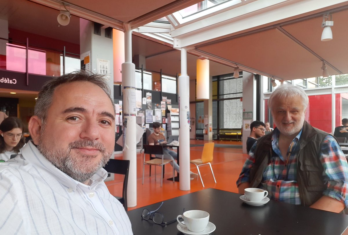 17 yıl önce Avrupa Çalışmaları alanında yürüttüğüm yüksek lisans çalışmalarım sırasında kendisinden iki ders aldığım ve tez danışmanım olan Bremen Üniversitesi Eşitsizlik ve Sosyal Politikalar Araştırma Merkezi Kıdemli Yöneticisi Dr. Dieter Wolf ile de görüşme imkanı bulduk.