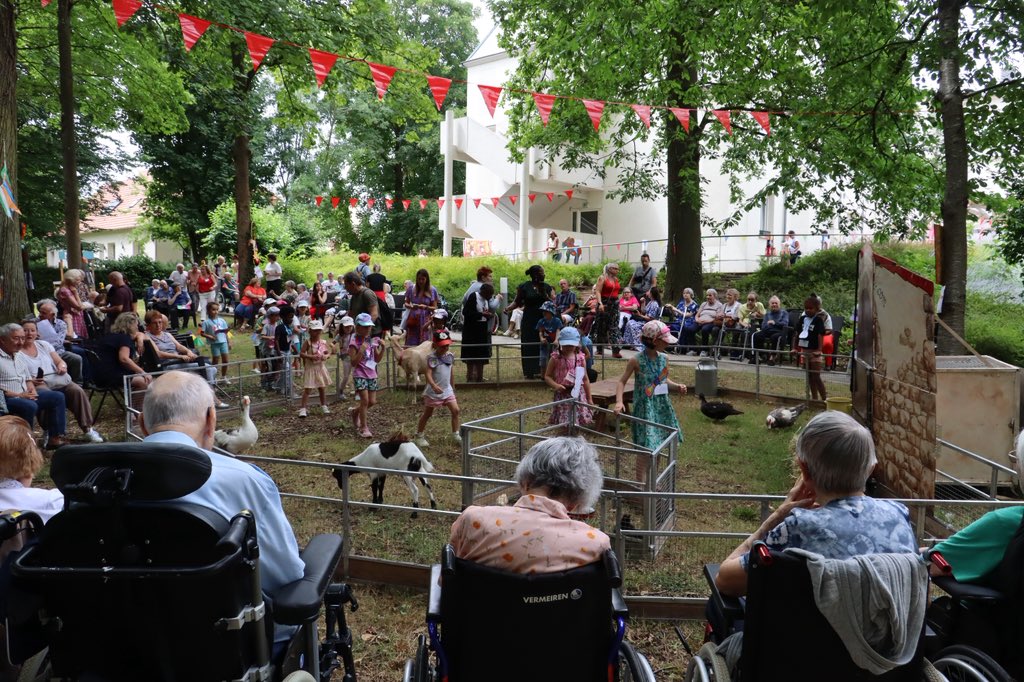oclodong's tweet image. Un très beau moment de partage et de convivialité cet après-midi avec la fête des résidents d’Asphodia, avec, pour l’occasion, la visite des élèves de CM2 de l’école Mare armée. De la joie et des sourires dans tous les regards ! #Yerres #intergénération #convivialité #partage
