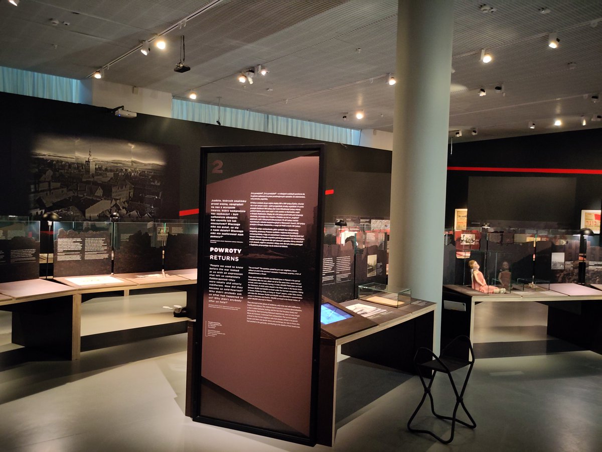 Rezension zur Ausstellung "1945. Not the End, Not the Beginning / 1945. Nie koniec, nie początek" im POLIN Museum of the History of Polish Jews von Julia Roos, eben erschienen auf H-Soz-Kult:
hsozkult.de/exhibitionrevi…

Foto: Blick in die Ausstellung; Julia Roos