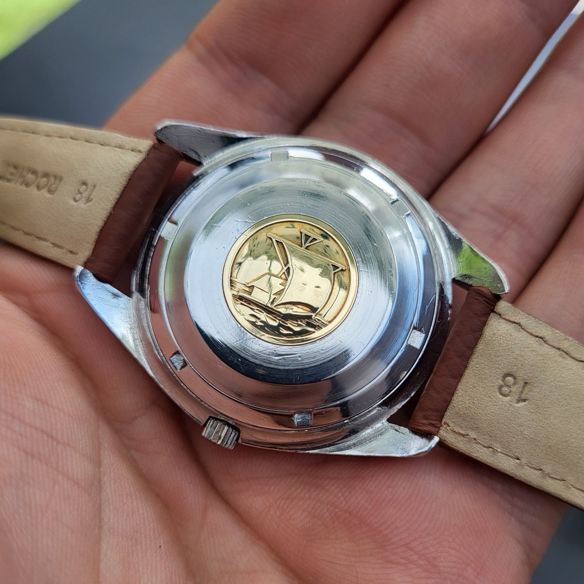 vagabondheure's tweet photo. ⛵️ Eterna-Matic KonTiki ⛵️
Réf. 130TT
Années 60
Automatique 
Révisée et légèrement repolie 
Boîtier de 38mm avec la couronne, médaillon du Kon-Tiki en or sur le fond
Bracelet vachette grainé marron neuf
Bon état global et bonne tenue de l'heure 
380€ fdpi 📩 https://t.co/bOdhjgiD7Q