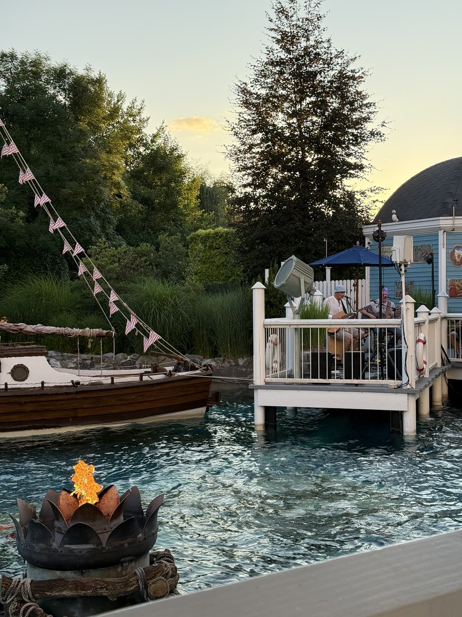 Is there a better place at <a href="/europa_park/">Europa-Park 🎢</a> to watch live entertainment than outside Hotel Bell Rock?