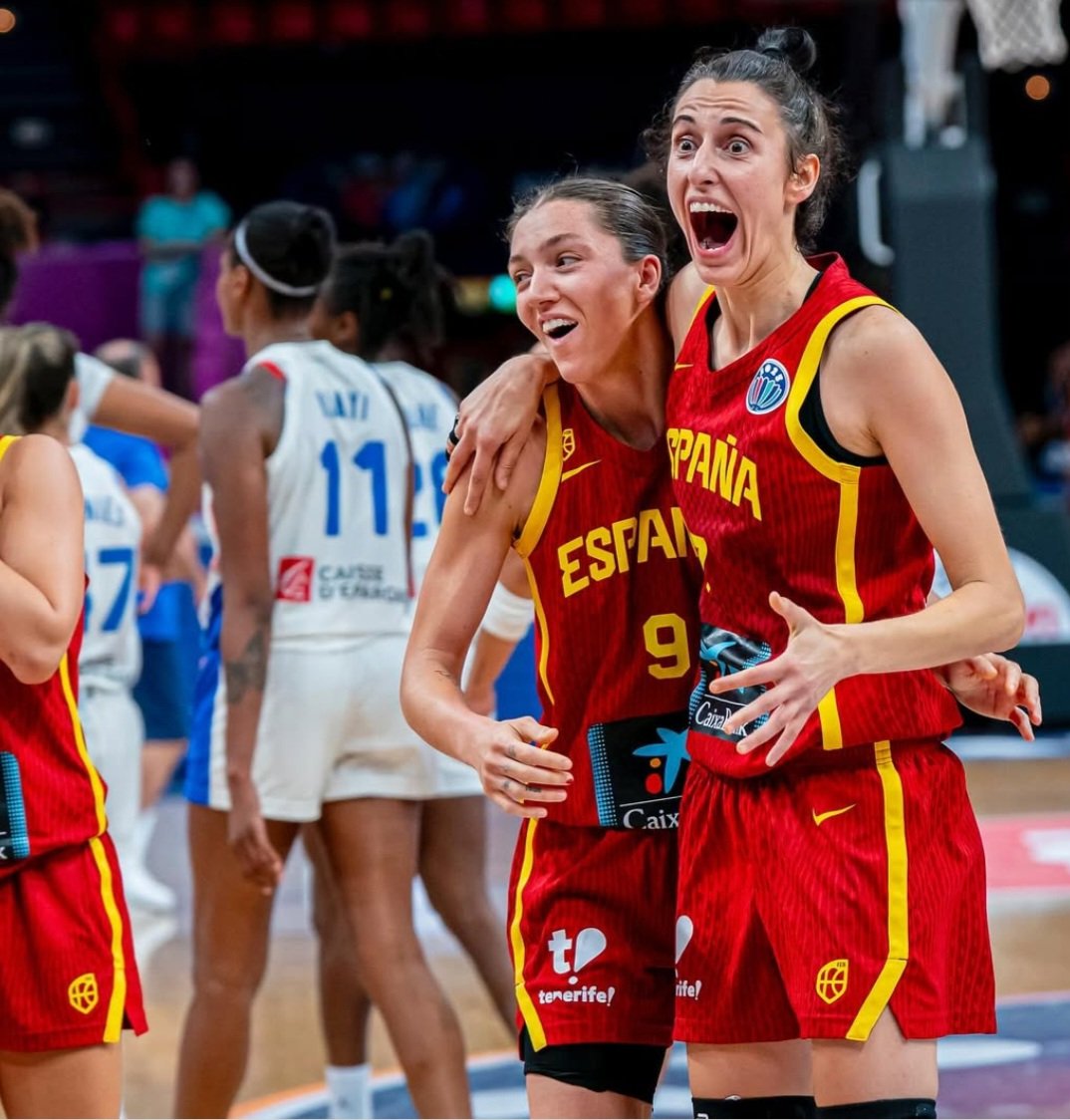 🔝 <a href="/Helena_Pueyo6/">Helena Pueyo Melchor</a> 🫂 <a href="/albatorrens_7/">Alba Torrens Salom</a> 

📸 <a href="/BaloncestoESP/">Baloncesto España</a> 

#IllesDeBàsquet