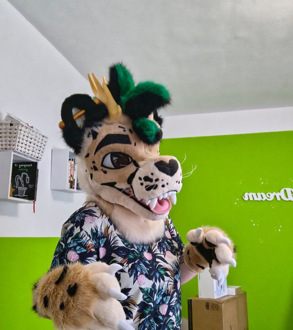 TinyKobl's tweet photo. Introducing KingKoi 😎
He's my first Cheetah and I'm so happy to make him!

- fully lined foam head
- plush maw 
- hidden zipper on the back 
- 3D printed piercing
- sturdy clear whiskers

He'll be traveling to the US and attending AC!

#fursuitmaker #fursuit #furry https://t.co/Zz0MvrJHAK
