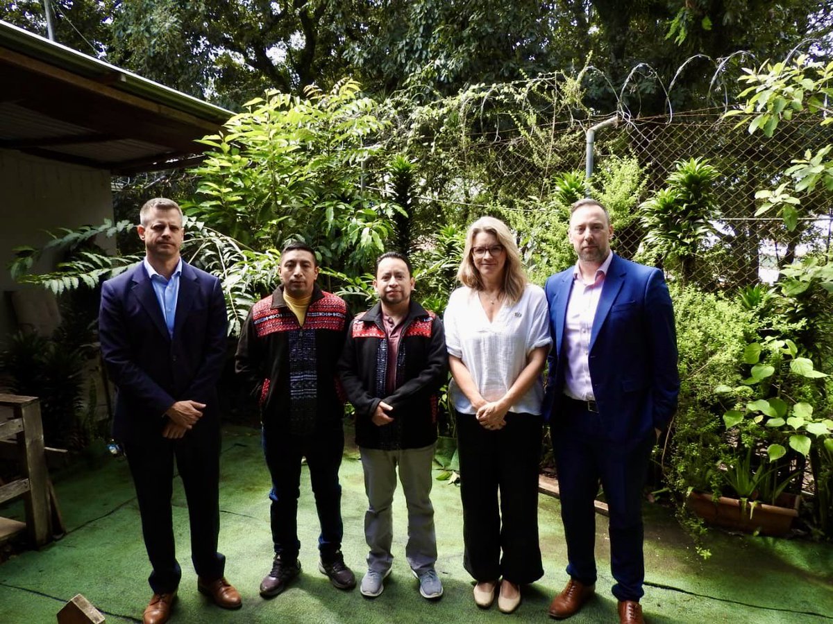 Diplomáticos de 🇨🇦 🇬🇧 🇳🇴 visitaron en prisión a Luis Pacheco y Héctor Chaclán, mostrando solidaridad ante su injusta persecución. 

Reafirmamos el apoyo a la libertad de expresión y rechazamos intimidaciones contra pueblos indígenas, periodistas y operadores de justicia.