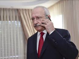 Onun adına ben özür diliyorum...
Laik Türkiye'yi yıkmak derdindeki gerici AKP yönetimi ile el altından işbirliği yaparak:
*Alevi felsefesine  ve duruşuna ters davranan...
Kemal Kılıçdaroğlu adına bir Alevi aydını olarak ben özür diliyorum.
Biz bu değiliz!