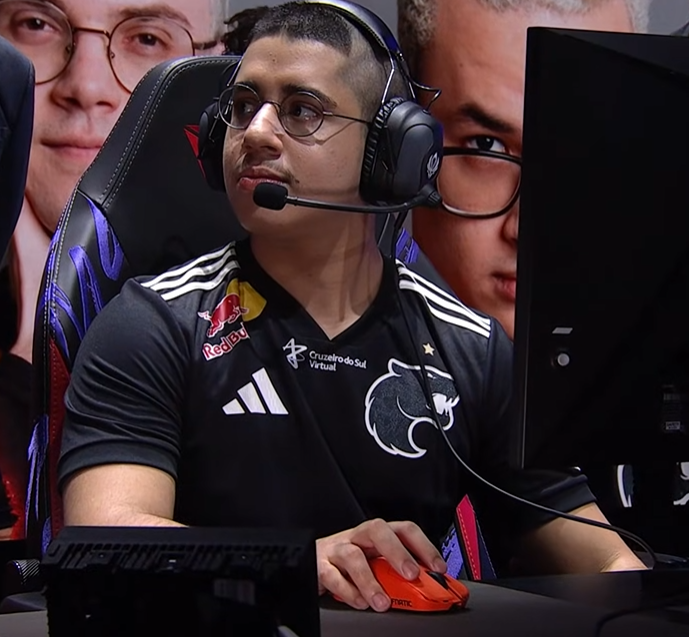 CBLOL's tweet photo. O @tatulol_ simplesmente lançou o mouse da @FNATIC, maior rival da @G2League 😂 https://t.co/PHo72RNJzF