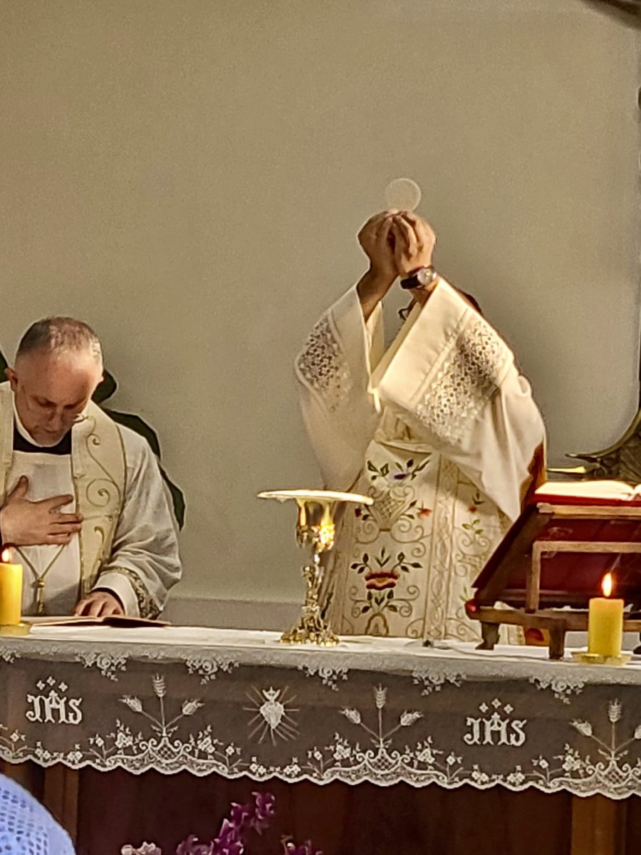 Oggi a San Pietro c’era tanto..
Stasera in questa cappella c’era il tutto. 
Hoy en San Pedro había tanto... Esta noche en esta capilla había Todo.