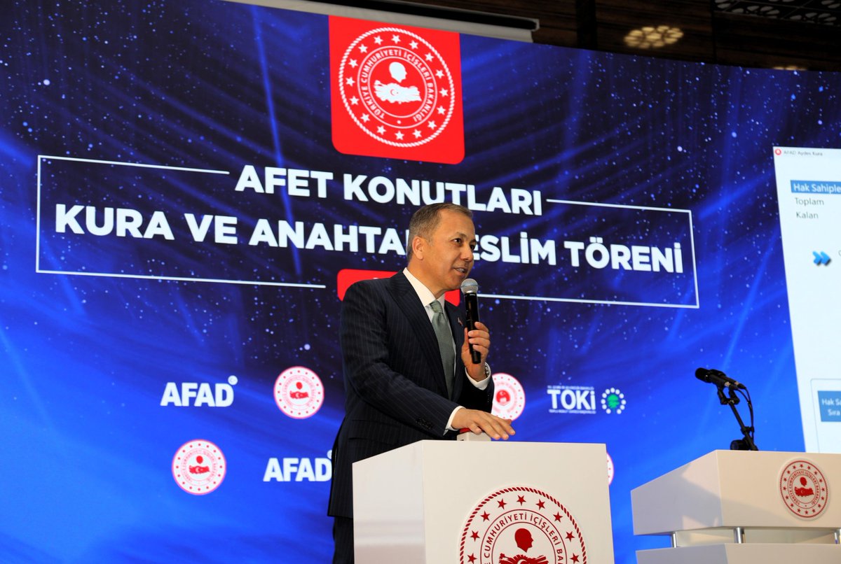 Afet Konutlarının Anahtarı Bakanımız Yerlikaya Tarafından Teslim Edildi

İçişleri Bakanımız Sn. Ali Yerlikaya, Van'ın Çatak ve Başkale ilçelerinde meydana gelen afetlerden etkilenen vatandaşlarımız için yapılan konutların kura çekimi ve anahtar teslim törenine katıldı. 

Burada