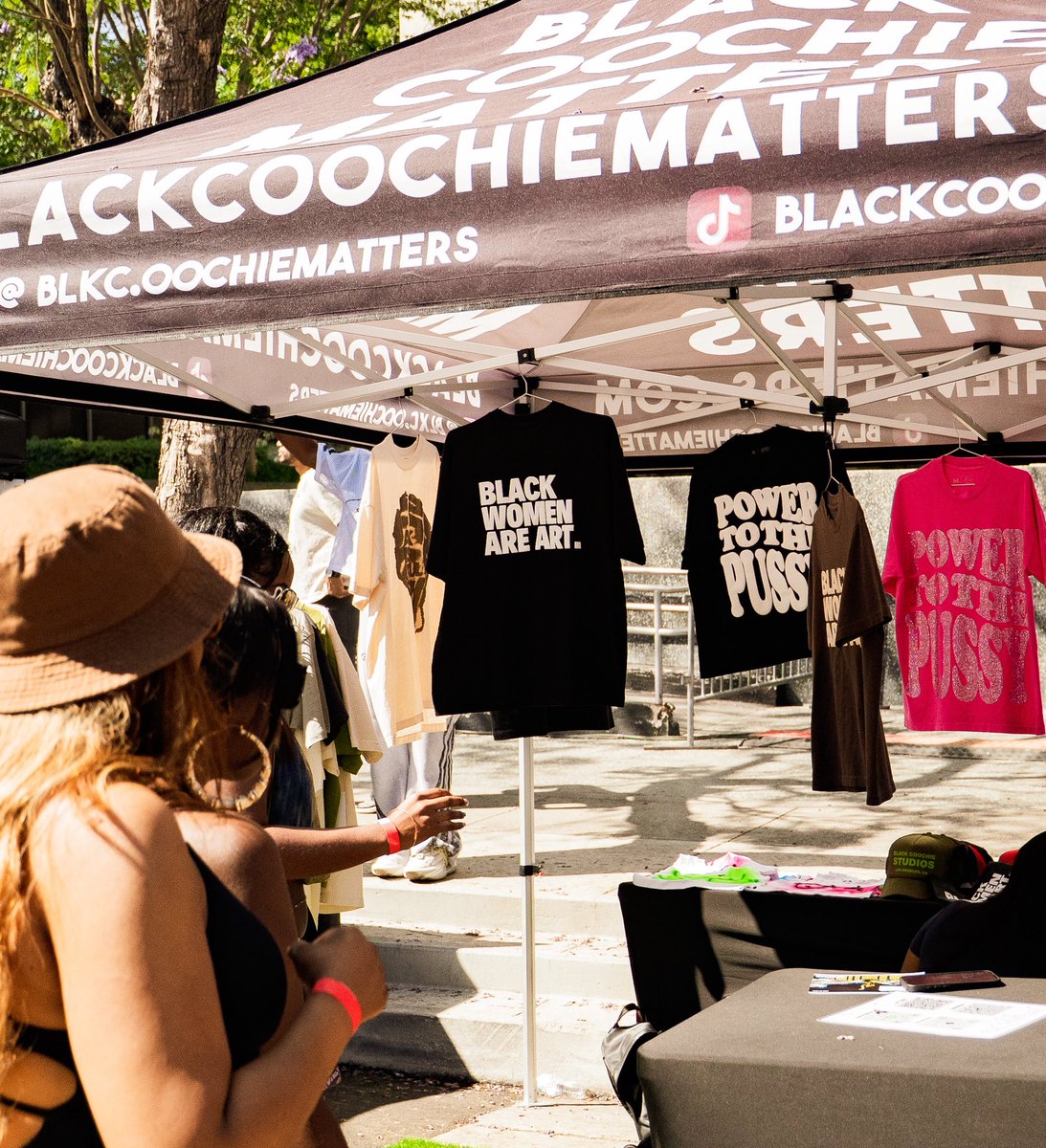 blackxtheblock's tweet image. Every purchase, every smile, every connection—it all means something bigger here 🧡🛍️
When you shop on the block, you’re not just buying products. You’re investing in dreams, families & futures. Thank you for helping us keep the Black dollar circulating & the culture thriving!