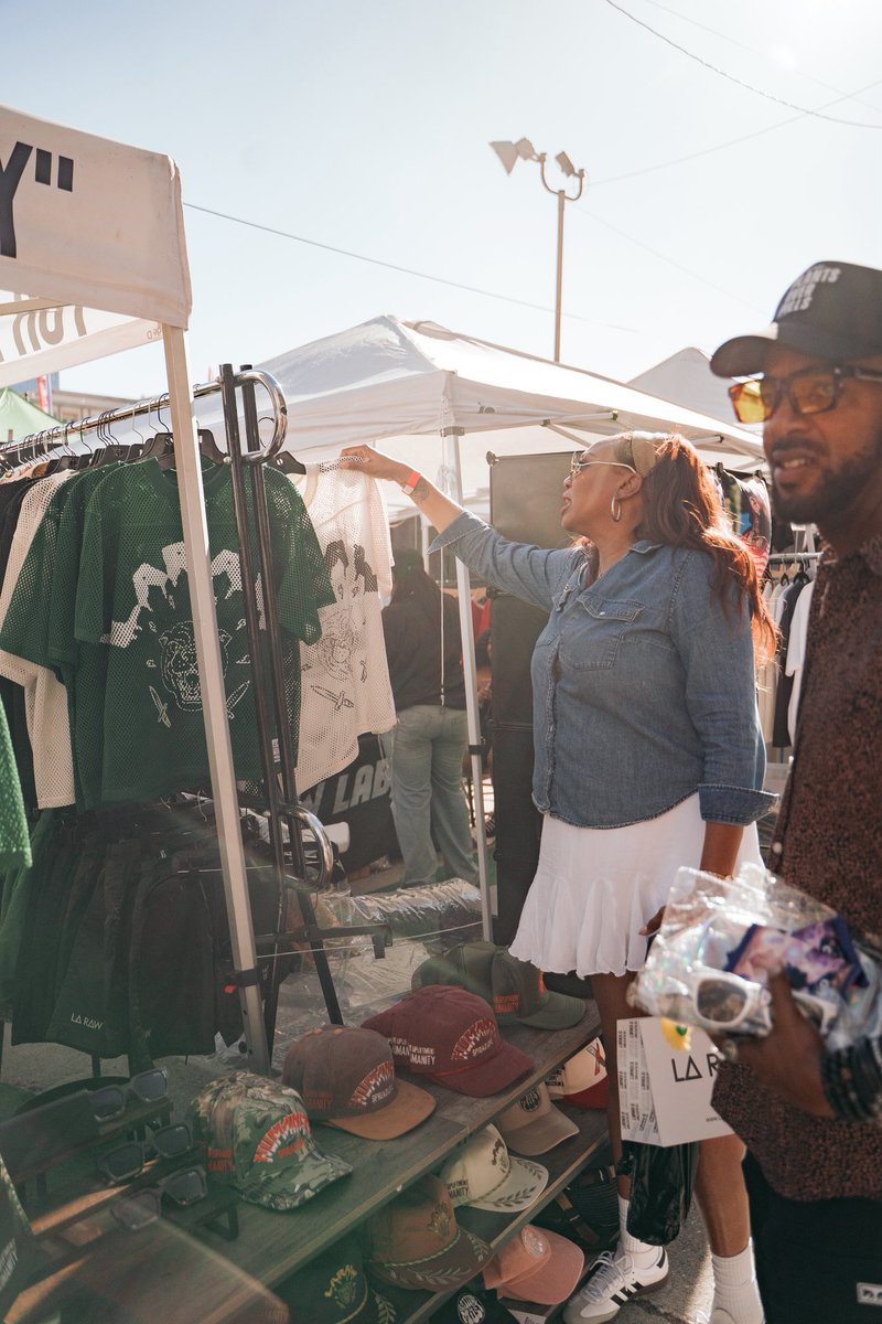 blackxtheblock's tweet image. Every purchase, every smile, every connection—it all means something bigger here 🧡🛍️
When you shop on the block, you’re not just buying products. You’re investing in dreams, families & futures. Thank you for helping us keep the Black dollar circulating & the culture thriving!