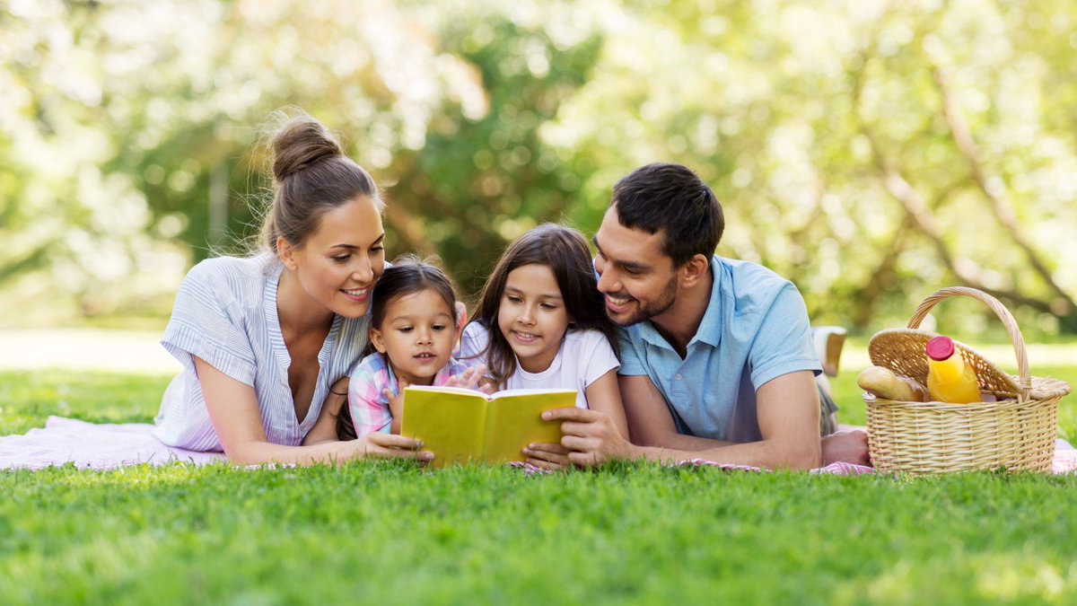 📚|Para que disfrutes de la lectura este verano 🌞 tenemos una propuesta inmejorable. 

Los títulos que proponemos están dirigidos a todos los públicos: desde el más peque de la casa hasta «el que no lo es tanto».

Disfruta del verano🌞 leyendo en familia! universidaddepadres.es/disfruta-del-v…