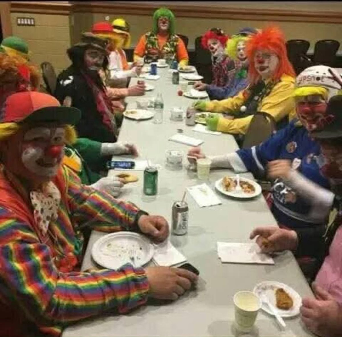 Así, los grupos de expertos influencers del medio puteril, reseñadores, recomendadores, administradores de grupos, padrotes y anexas

🤭 😊 😜

Xhes ratas maltragados 🐀 💀