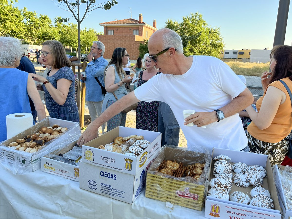 La Asociación Vecinal Poeta José Zorrilla de La Cañada Real de #Valladolid celebra sus fiestas y hoy entre otras actividades han preparado una degustación de pastas y limonada que nos se han querido perder los concejales <a href="/velezpsoe/">Luis Vélez</a> <a href="/RRViosca/">Rafi Romero Viosca</a> y  <a href="/martinjfernande/">Martin J. Fdez. Antolín ☮️ 🇺🇦 ☮️</a>