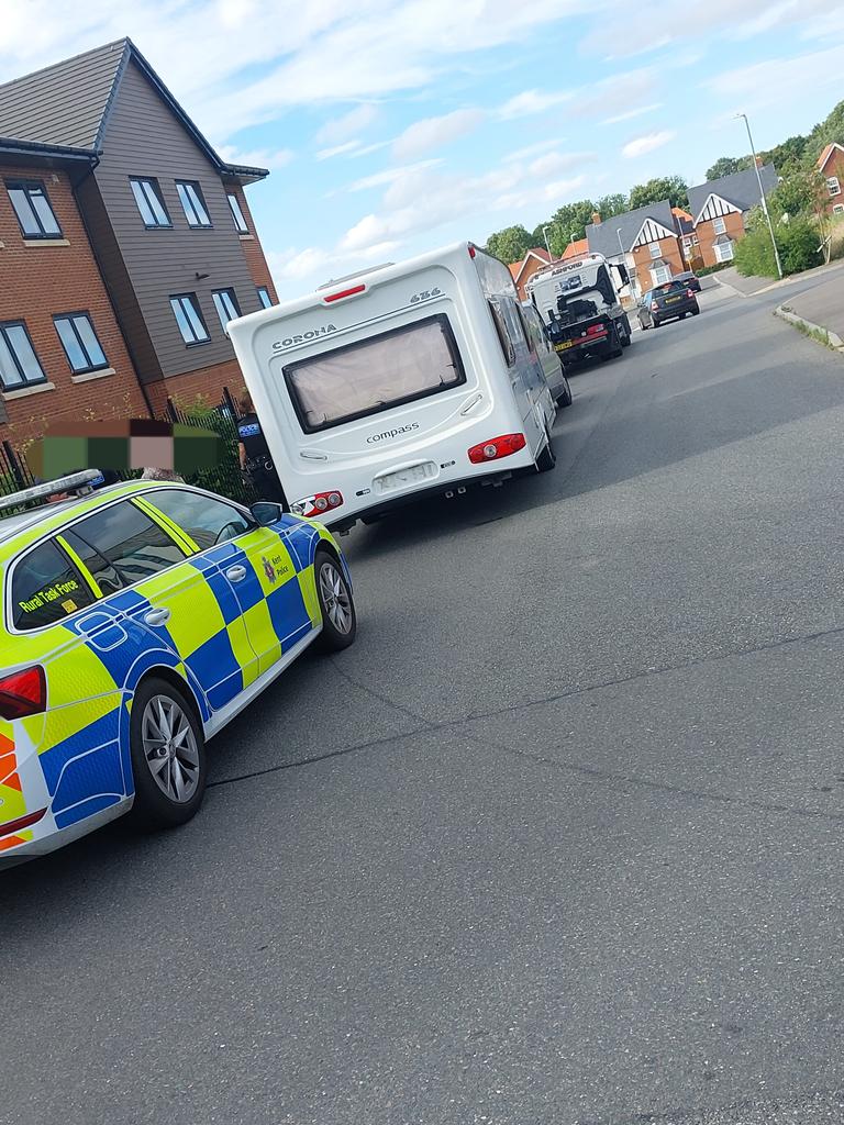KentPoliceRural's tweet image. End of shift 👀, of this caravan being towed on #M2 #Faversham
🚨No number plate
🚨 no operational lights,
🚨 damaged body work
Driver:
🚨 provisional licence
🚨child unrestrained and a
Suspected stolen caravan #Seized @CRiSDatabase AV