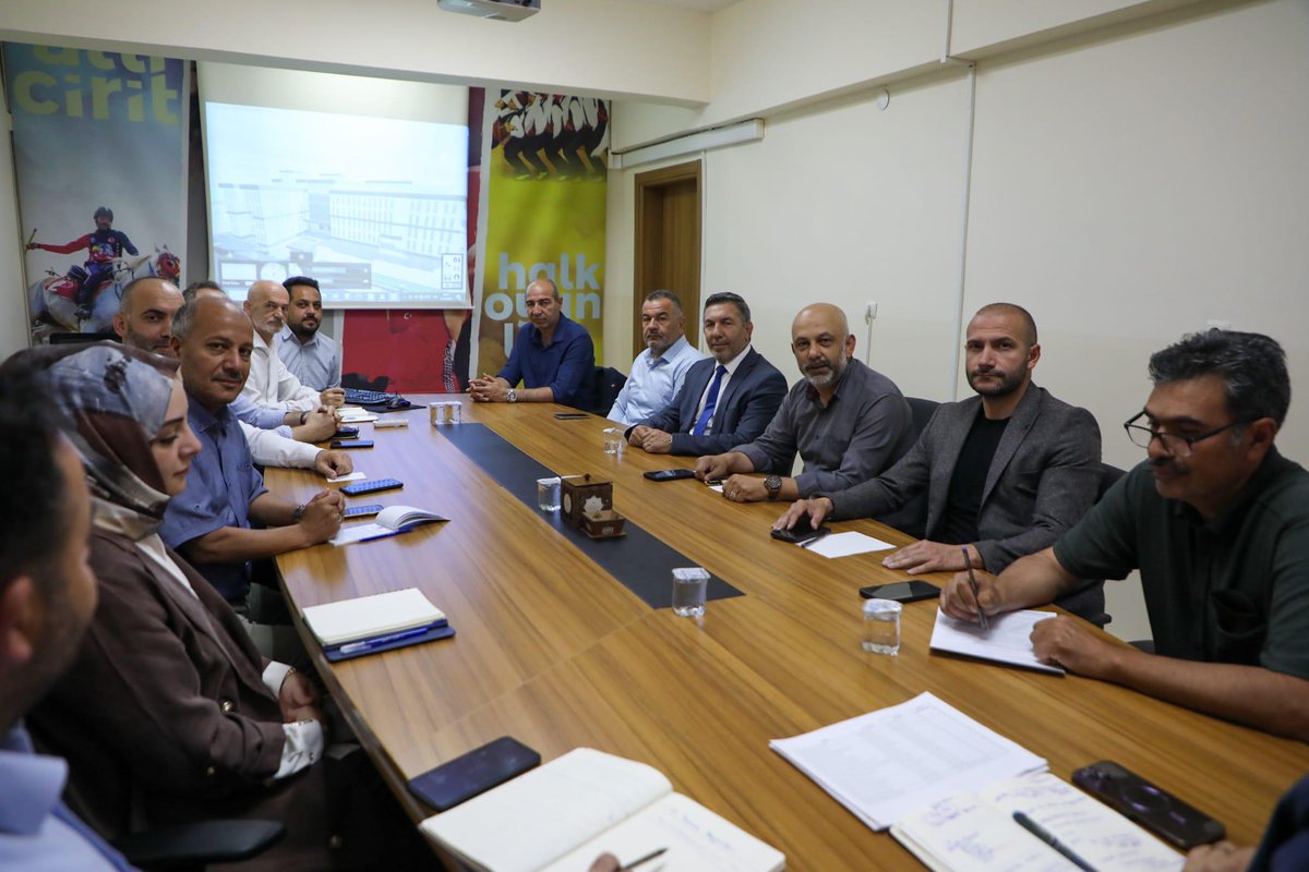 İl Müdürümüz başkanlığında, hizmet ve şube müdürlerimizin katılımıyla haftalık olağan toplantımız gerçekleştirildi.

Toplantıda; GSB Spor Okulları açılışı, amatör spor kulüplerine yapılacak ayni yardımlar ve ilimizde önümüzdeki hafta düzenlenecek etkinlikler ele alındı.