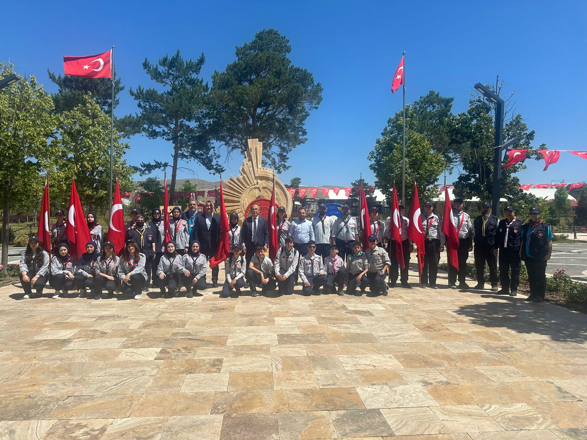 Gazi Mustafa Kemal Atatürk’ün Sivas’a gelişinin 106. yılı dolayısıyla Hamidiye Millet Bahçesi’ndeki törene izcilerimiz ve halk oyunları ekibimizle katıldık. Gençlerimizin performansı, milli birlik ve beraberliğimizin en güzel örneklerinden biri oldu.