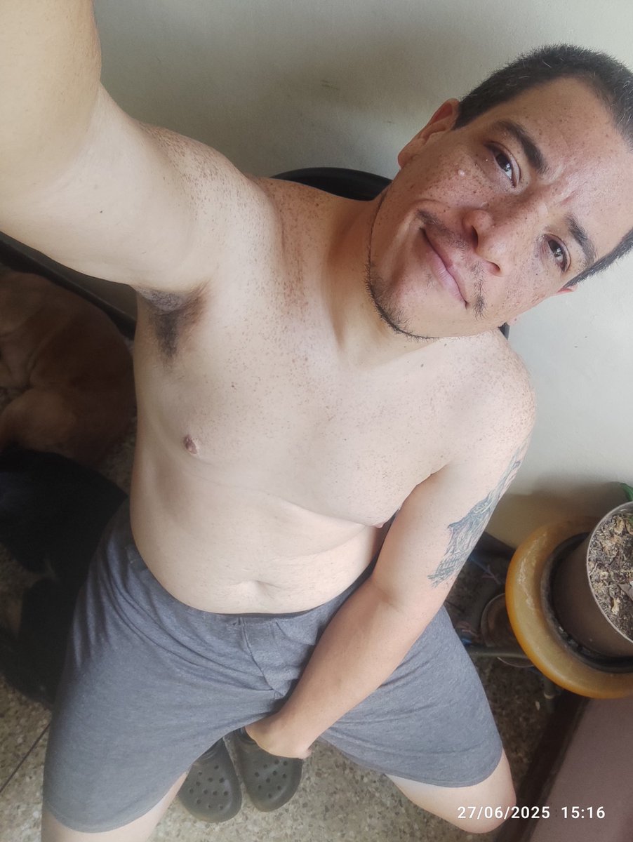 vasrovjhon's tweet photo. En casa con mis chicharrones jejeje 😍🐶 #MisAmores #ViernesCaluroso #ChaoMalestar #Xlandia #Twitterlandia https://t.co/ZuWdy7uyJo