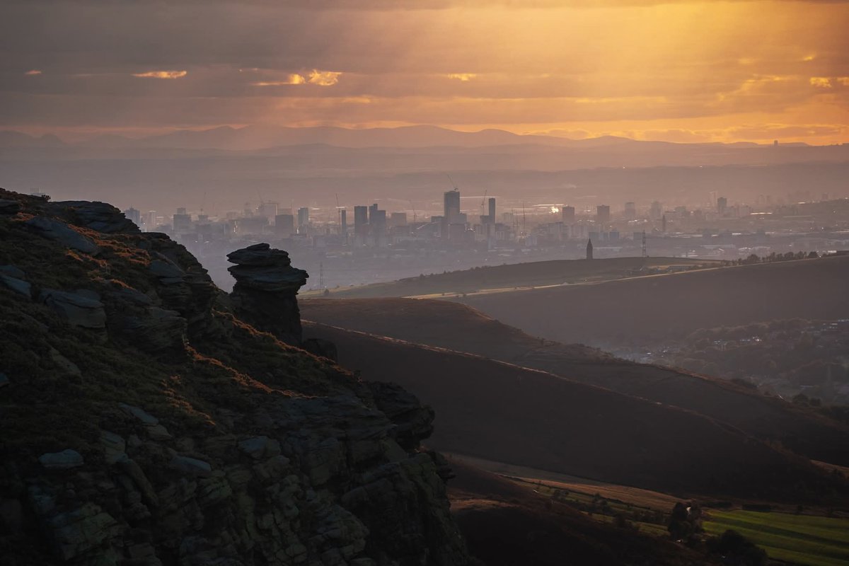 What a picture. 😍

Looking out over Manchester from Dovestones Edge.

📸 [Mo Zakir.]