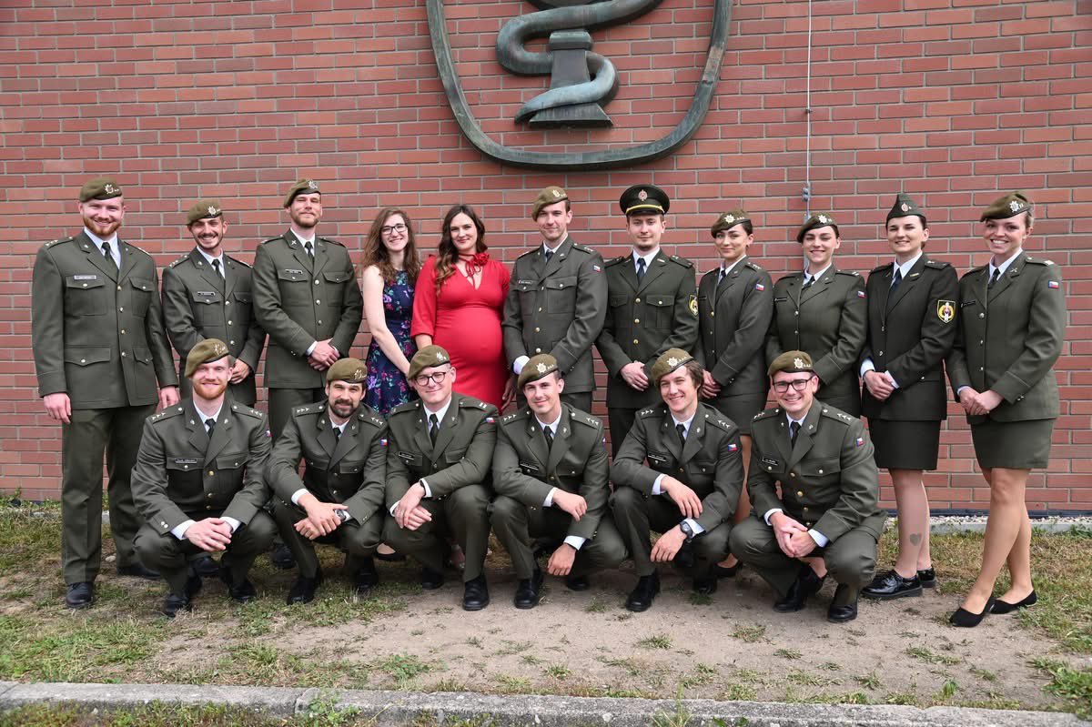 Dnešní promoce Vojenské lékařské fakulty v HK proběhly úspěšně. Gratuluji všem našim absolventům- jejich kariéra vojenských lékařů a záchranářů začíná a děkuji čestným hostům.