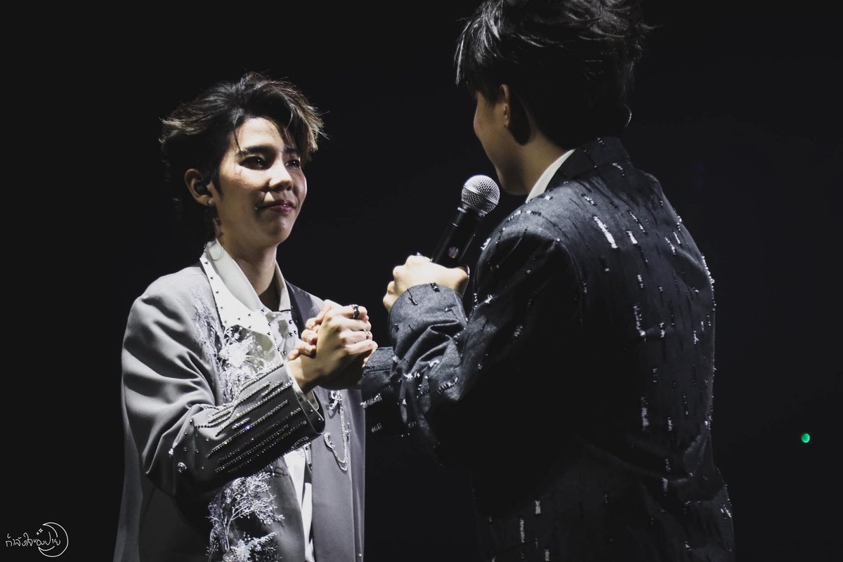 lalaloy8888's tweet photo. คงไม่พูดว่า “จับมือกันแน่น ๆ นะ” 🤝

เพราะเชื่อว่ายังไงนุ๊กปายก็ไม่มีทางปล่อยมือ
กันอยู่แล้ว และตลอดไป😚🥰💛💚🦈🐳

5TH FANMEETING OCEANOFLOVE
#รักนะต้าววาฬ_5thFMwithNookPai
#นุ๊กปาย #นุ๊กธนดล #ป๊ายปายโอริโอ้ https://t.co/20ZFG601Ee