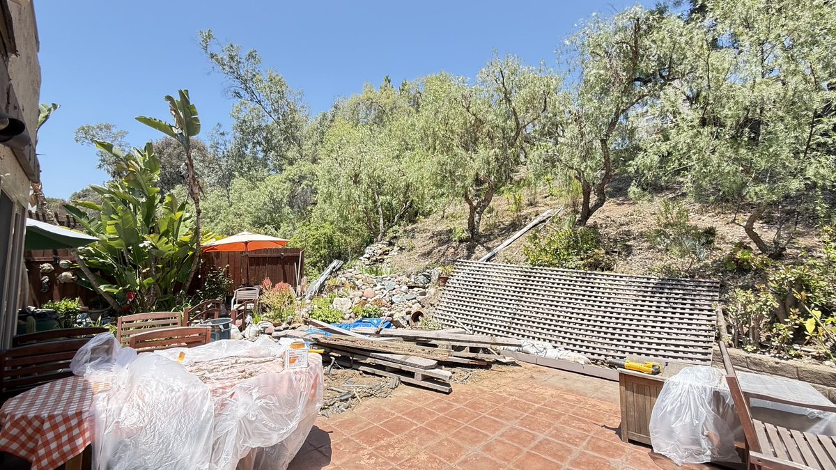 caryn_maroni's tweet image. Backyard Makeover: Day 1 ✅
Demo crew in action—patio &amp;amp; planter bed coming down! One truckload off to the dump already. More progress coming tomorrow… stay tuned!
#BackyardProject 
#DustAndGlory
#DemoMode